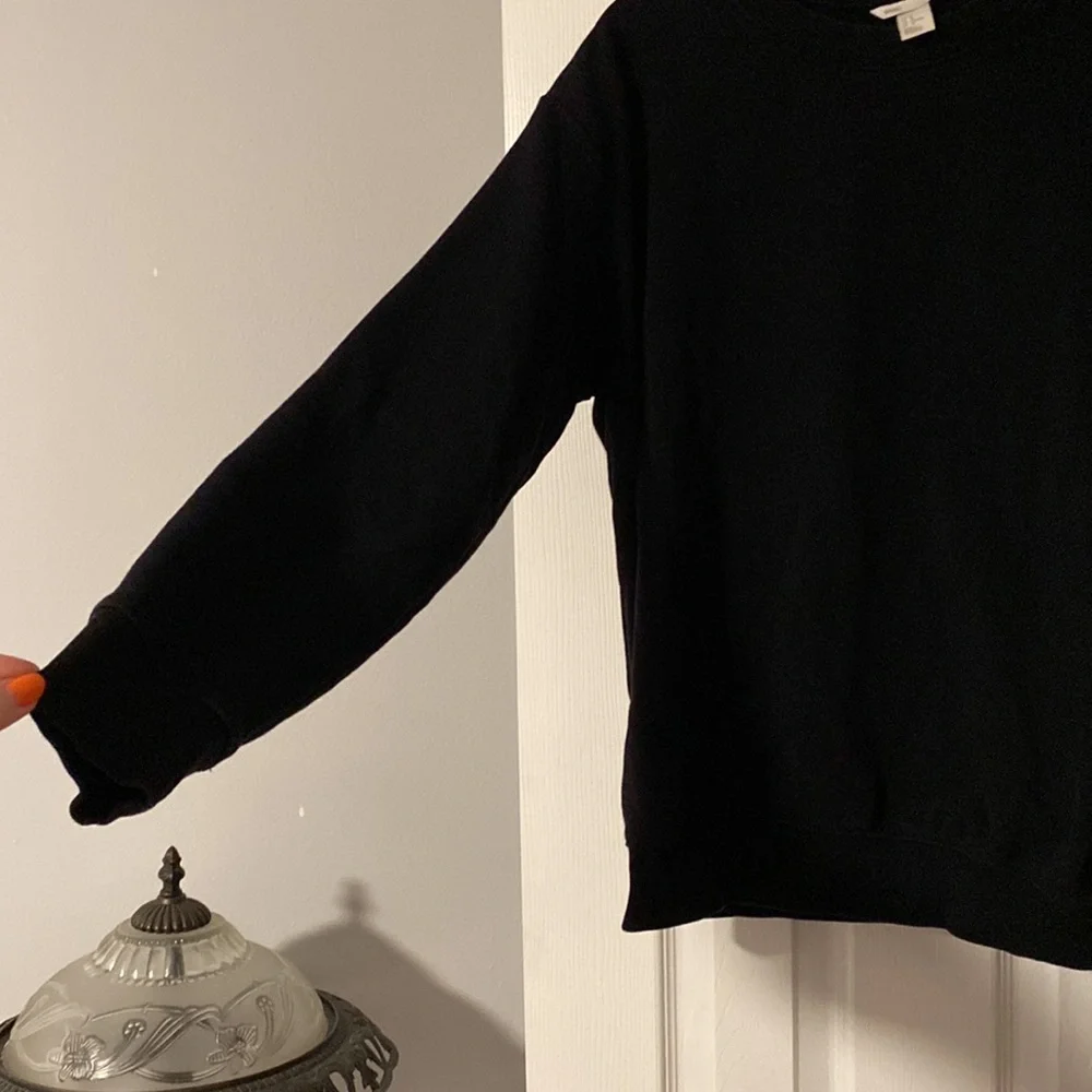 H&M Basic Black Crewneck - Picture 4 of 4
